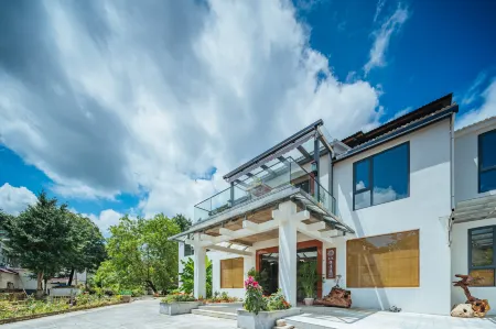 Floral Hotel·Nanshan bamboo sea deep stream source root art people Hotel Отели рядом с достопримечательностью «Tianmu Lake Yushui Hot Spring»