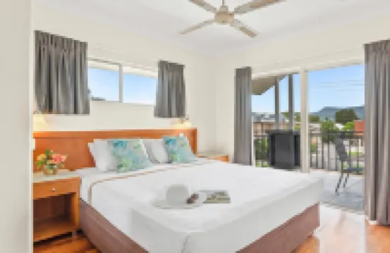 Bay Village Tropical Retreat & Apartments