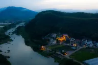 Floral Hotel·Wuyi Shandu Ancient Ship Wood Hot Spring Hotel - غرفة مطلة على الجبل