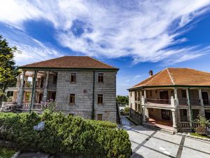 Jigongshan Sister Building Villa