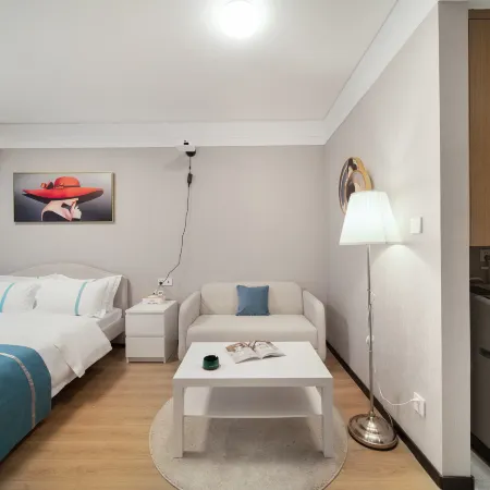 Shangyuan Boutique Stay Movie Apartment (Zhongjiacun Subway Station Guiyuan Temple)