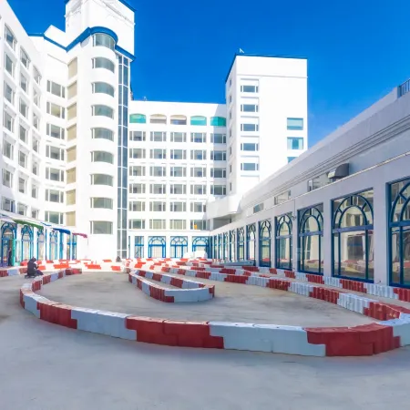 Long Beach Hotel Отели рядом с достопримечательностью «Термальный парк Сыхуньси»