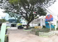 Hotel Huswah Airport Hotell i Desa Kalideres