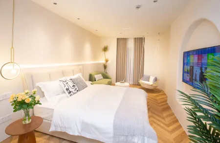 Shanghai July Light Luxury Hotel