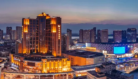 Golden Eagle Summit Hotel Отели рядом с достопримечательностью «Anhui Normal University Qijiang College (Wenjin Campus)»