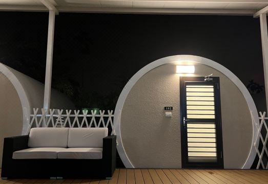 Star & Moon GUEST HOUSE의 초록색 마당에서 쉬는 모습