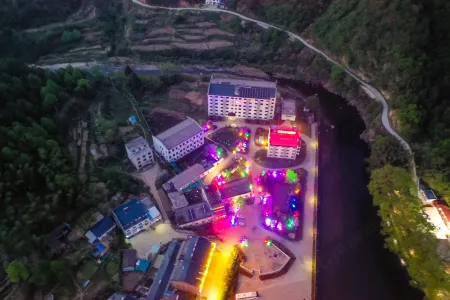 Tiantai Resort Отели рядом с достопримечательностью «Baima Canyon»