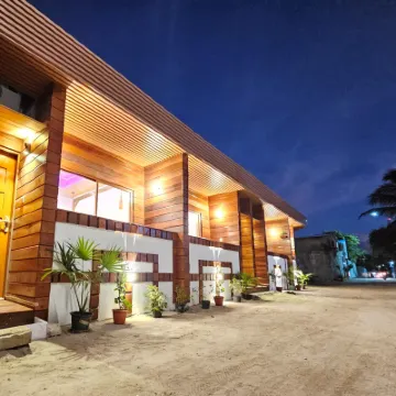 Batuta Maldives Inn Hotels near Thulusdhoo Island