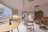 Qingyu Designer Riverview Homestay (Fenghuang Ancient Town Hongqiao Branch)