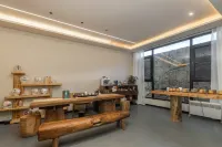 Accompanied by hidden snow and mountain views, a beautiful overnight stay
