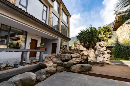 Yulong Xuelu Shiyu Homestay Отели рядом с достопримечательностью «Yuzhu Qingtian Scenic Resort»