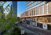 苗皇Royal・雲境溯野高空觀景飯店（貴陽市觀山湖區高鐵北站店） 貴州交通技師學院附近的飯店