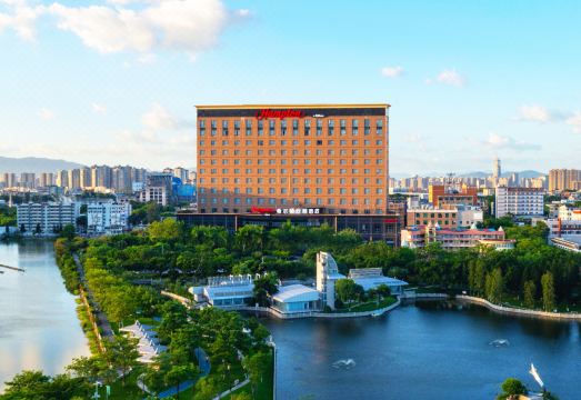 햄튼 바이 힐튼 객실 내부