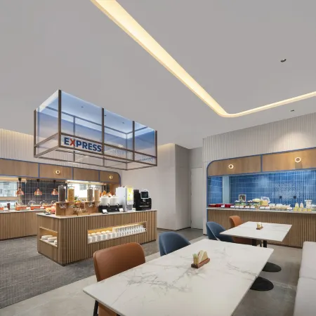 Holiday Inn Express Qingdao Downtown by IHG Отели рядом с достопримечательностью «Вокзал Циндао»