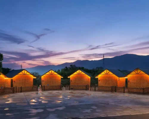 Xiandao Lake · Serene Shoreh Hotels in Yangxin