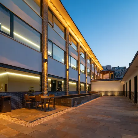 Qingdao Shisantang Courtyard House Hotel (Taidong Pedestrian Street Beer Museum)