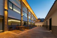 Qingdao Shisantang Courtyard House Hotel (Taidong Pedestrian Street Beer Museum) - Airport Shuttle