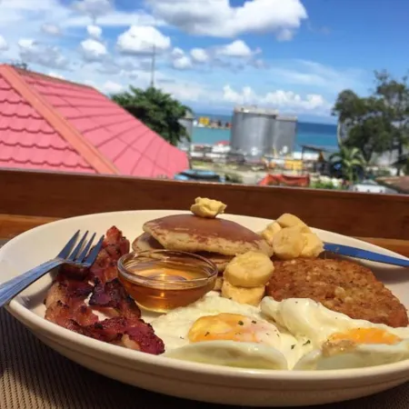 Harbour Gardens Tourist Inn Отели рядом с достопримечательностью «Bohol National Museum»