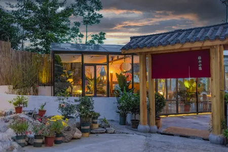 Nianshan Xiaoyin Tangquan Hotel