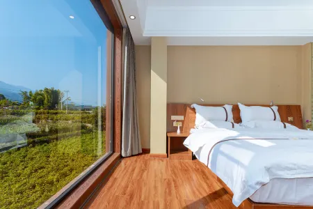 Phoenix Hot Spring Holiday Hotel Отели рядом с достопримечательностью «Phoenix Hot Spring»