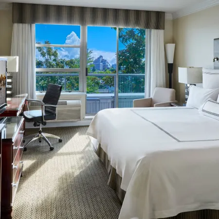 Granville Island Hotel Отели рядом с достопримечательностью «Бассейн Китсилано»