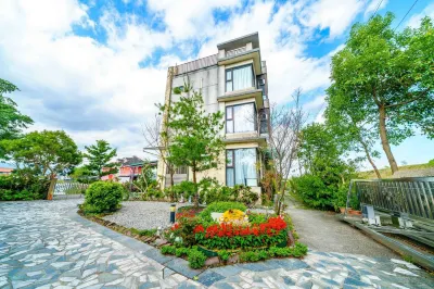 Husband Wife Friendly Bed and Breakfast 둥산향 호텔