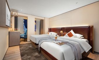 Our front door features a bedroom with two double beds and a large table for the day at Yishang PLUS（Guangzhou Beijing Road Pedestrian Street）