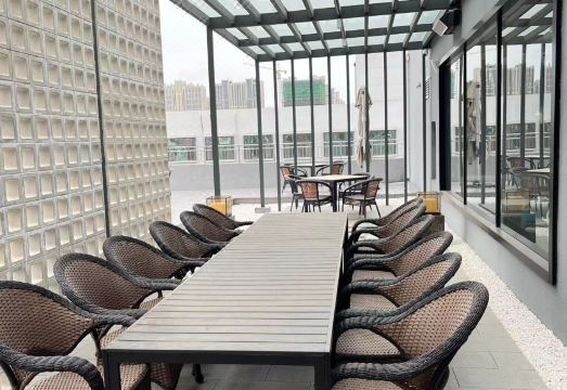 스마트 시설을 갖춘 호텔 객실 이미지