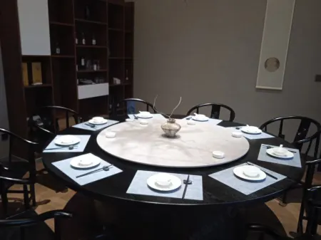 Z City Luxury Hotel Отели рядом с достопримечательностью «Qiucheng City Ruins»