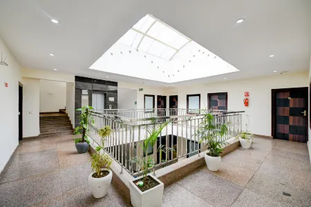 Hotel Square Plaza -Near IGI Airport Terminal 3 Отели рядом с достопримечательностью «Сансад Бхаван»