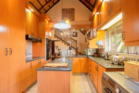 All over Africa Guest House Отели в г. Кемптон Парк