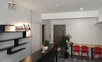 Aubrey   Youth Hostel(guanqian and pingjiang street)