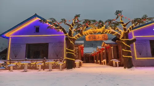 Xuegu Xueyaoju Chinese Inn (Snow Town Scenic Area)