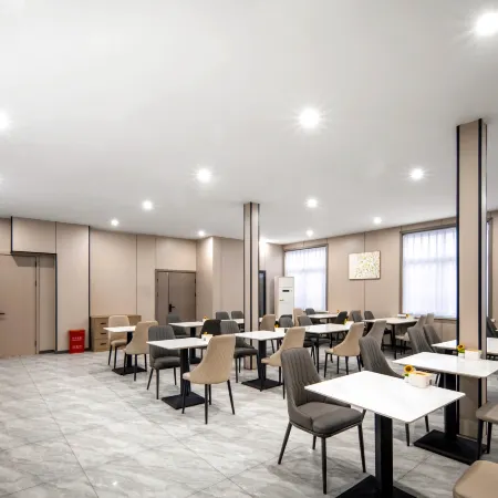 Elong Anyun Hotel (Weihui Medical College First Affiliated Hospital)