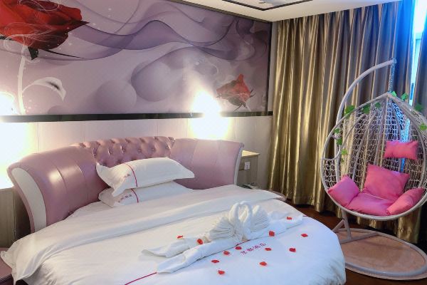 星级享受的宾馆,位于潮南区峡山广汕公路324国道旁西沟路口,交通便利