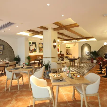 O.Live Social (Guilin Elephant Trunk Hill Two Rivers and Four Lakes Store)