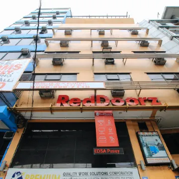 RedDoorz @ Hotel Rosemarie