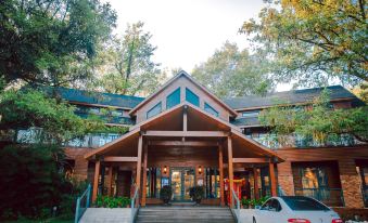 Lakeside Resort