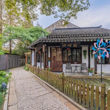 Qinxin Garden Inn in Zhouzhuang Ancient Town