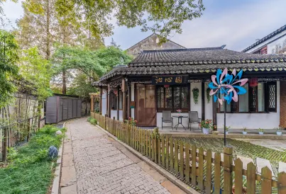 Qinxin Garden Inn in Zhouzhuang Ancient Town