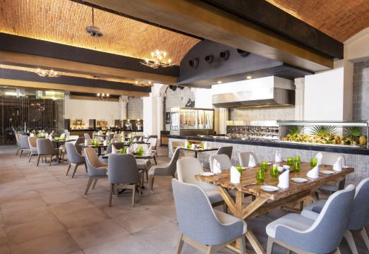 윈덤 알트라 플라야 델 카르멘의 모던한 레스토랑 내부