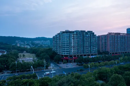 Ibis Hotel (Nanjing Jiangning Nanhang University Store) Отели рядом с достопримечательностью «Foding  Palace»