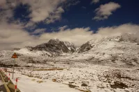 VALATOMS Van Latu Chuyi Homestay (Kangding) - غرفة مطلة على الجبل