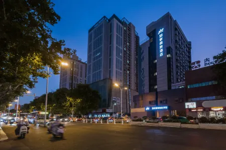 Home Inn (Zhenjiang Suning Plaza Yongan Road Food Street) Отели рядом с достопримечательностью «Understanding Thousand Years at A Glance, Zhenjiang»