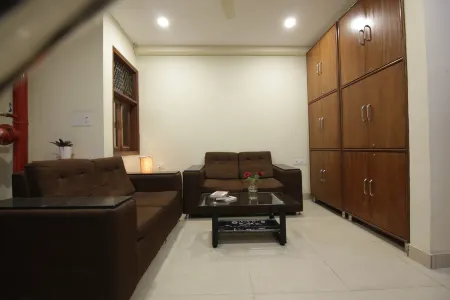 Hotel Tms Grand Отели рядом с достопримечательностью «Храм Йогмайи»