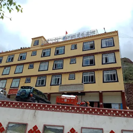 Bianba Huadu Business Hotel
