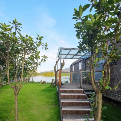 Lushan West Sea at Waterside B&B Hotels near Guanhu Island Scenic Spot of Mount Lu Xihai