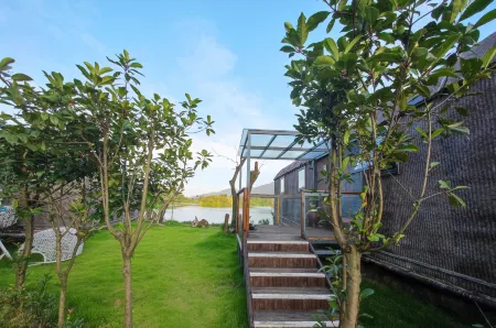 Lushan West Sea at Waterside B&B Отели рядом с достопримечательностью «Zhelin Lake Peach Blossom Creek Rafting Scenic Area»