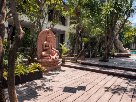 Beaver Club Homestay Отели рядом с достопримечательностью «Wat Tham Praditsathan»