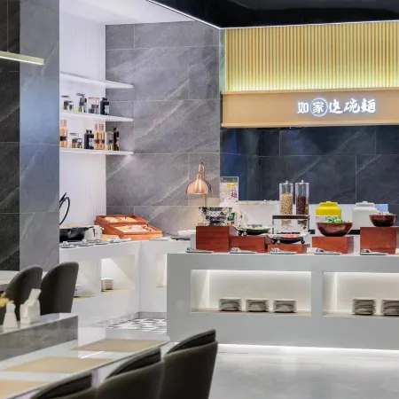 Homeinn Plus Hotel (Zhenjiang Railway Station Wanda Plaza)